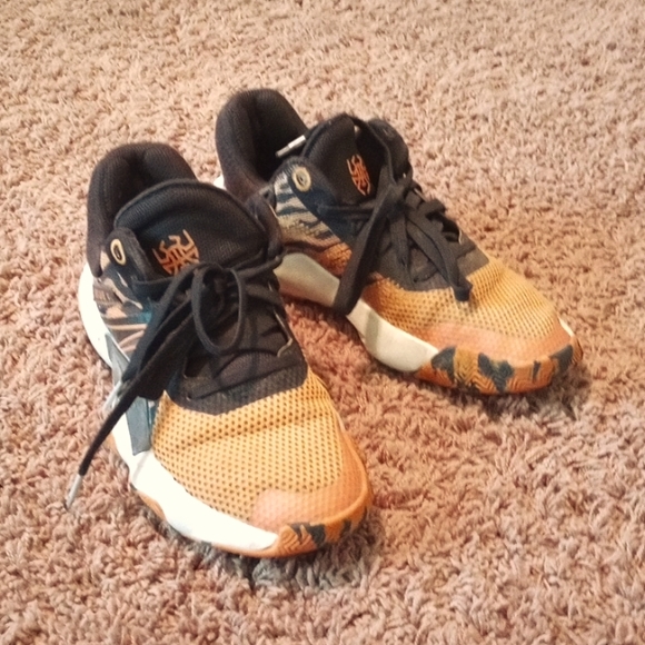 Donovan Mitchell shoes - Picture 1 of 2